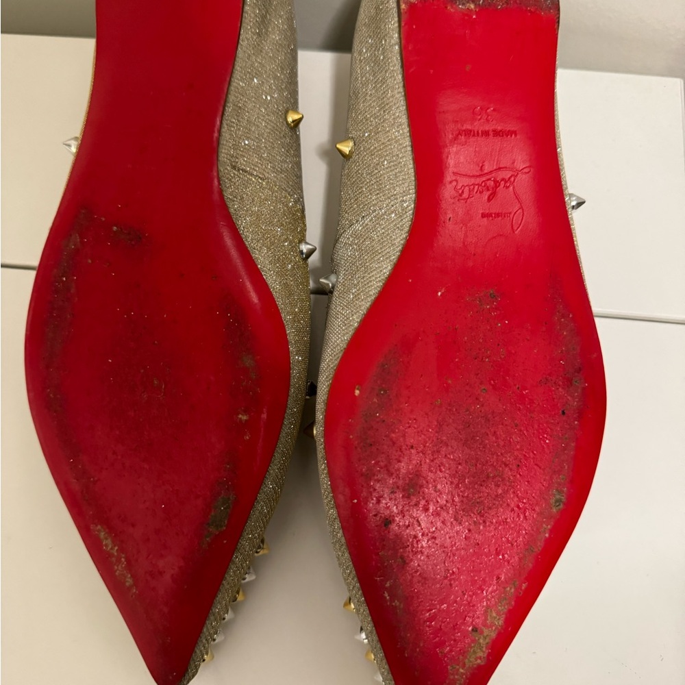 Comfortable dressy flats! Great for a night out or an event!